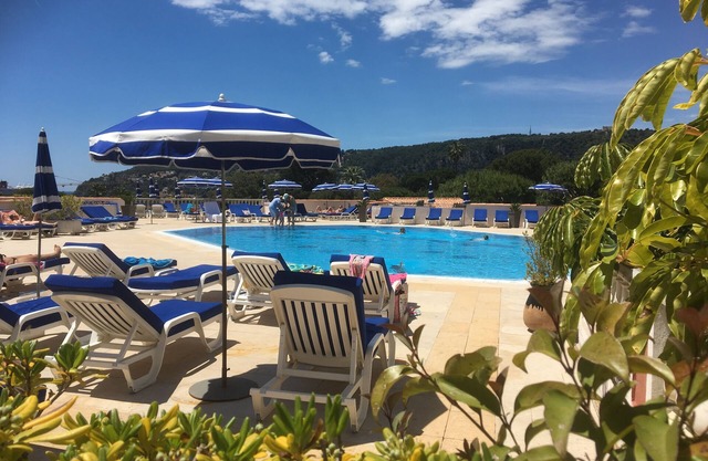 VERY NICE 4 ROOMS - SWIMMING POOL AND CLOSE TO THE SEA