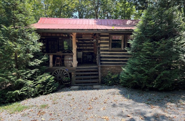 Very Private Rustic Log Cabin - Nashville Tennessee