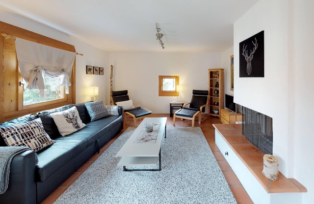 Very well located apartment house in the favorite and quiet Salet area.
