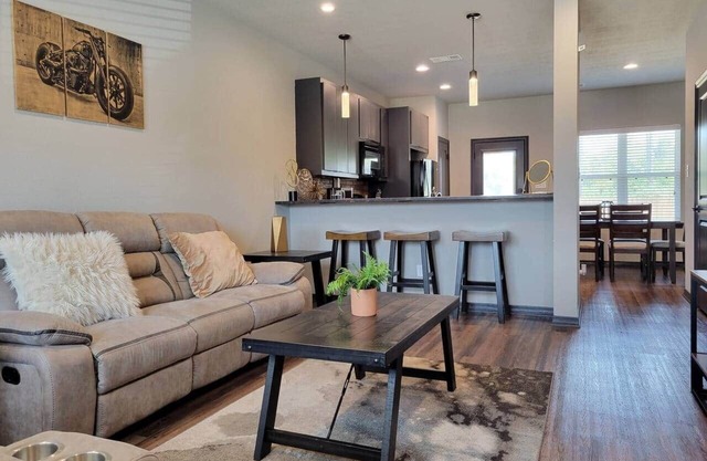 Veteran's Park, 2 Bedrm, 2.5 Bath, Pool, Game Room