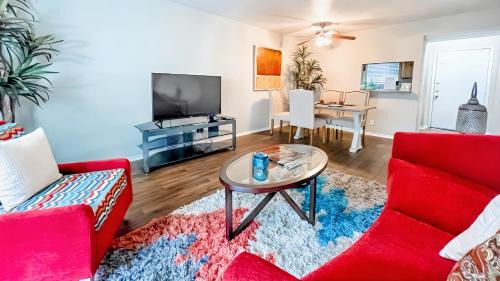 Vibrant Relaxing Retreat Fully Stocked Apartment