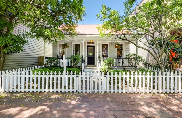 Victorian Cottage Near Forsyth Park