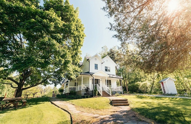 Victorian Farmhouse in the heart of Hocking Hills, 5 minutes from Old Man's Cave