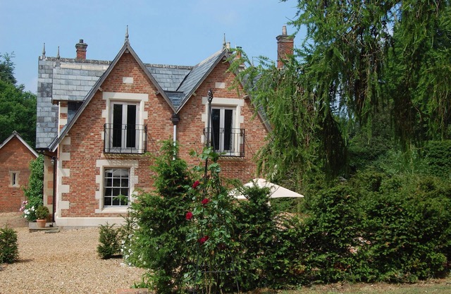 Victorian Old Coach House With Superking Master Bedroom suite and Tennis Court.