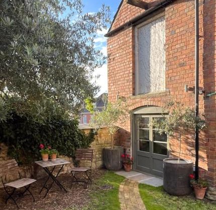 Victorian Red Brick Barn in the Heart of Stamford