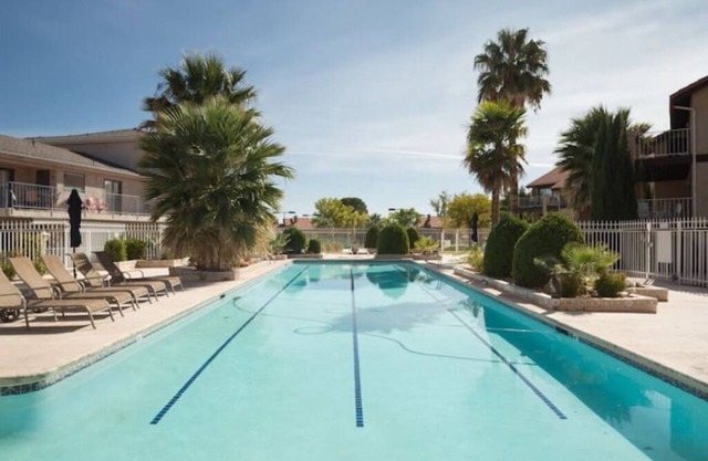 View, Pets OK, Pool, Hot Tub, Pickleball, Tennis, Basketball, Hike/Bike Trails