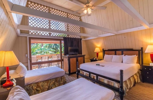 View Room w/Seating Area, Pool w/Stunning Ocean Backdrop