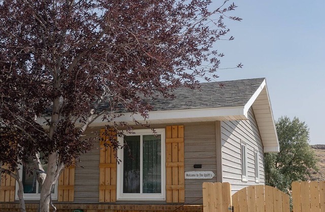 Views of the Rawlins Uplifts and Snowy Mtn. Range with all the comforts of home