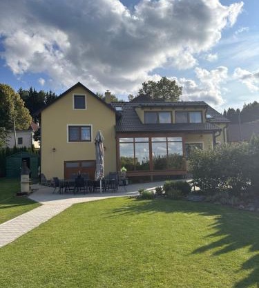 Vila v Brdech s bazénem, infra saunou a vybavením