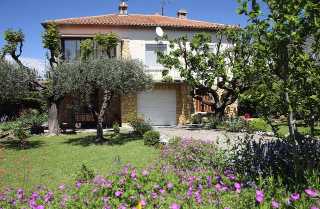 Villa 100m2 with enclosed garden planted with trees close to the city center