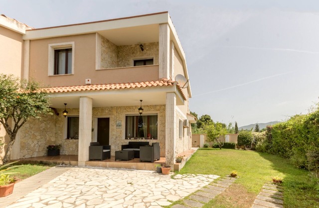 Villa 300 meters from the marina Marina di Capitana
