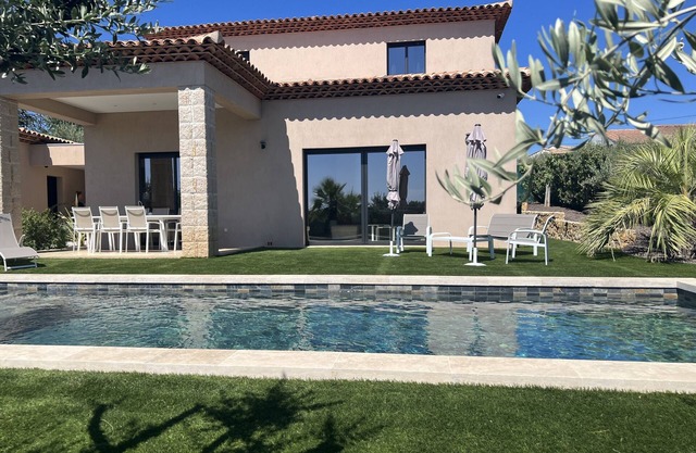 VILLA 3M Stylish 4 bed 2 bath villa with private heated pool. Full Air Con
