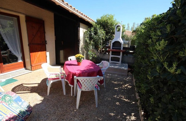villa 4-5 couchages terrasse ombragées parking dans résidence sécurisée avec piscine commune 400m de la mer LRJP42