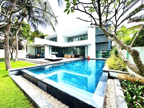 VILLA 5 BED ROOMS SANCTUARY HỒ TRÀM ll Private Beach ll BBQ