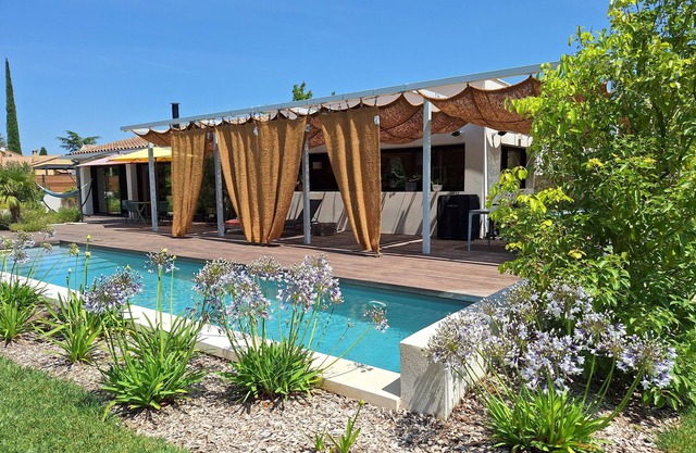 VILLA 6 persons, 5*, with swimming pool, spa and river