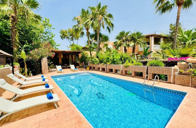 Villa 7 mins to Playa den Bossa and Ibiza town, pool, BBQ