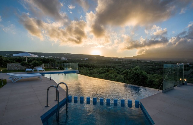 Villa Aloni with stunning view, infinity pool close to Kissamos, Chania