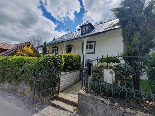 Villa Amalia, centrum Banska Stiavnica, parkovanie pre 2 auta, velka zahrada s krbom, cela Villa Amalia pre 14 osob alebo samostatne nezavisle prve podlazie Villa AMA pre 6 osob alebo samostatne nezavisle podkrovie Villa LIA pre 8 osob,prístup cez PIN-kód