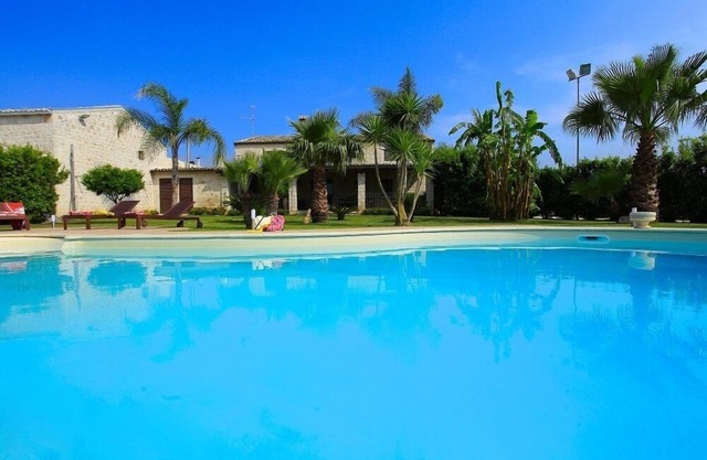 VILLA ANTICA AIA - SWIMMING POOL, 7 ROOMS WITH BATHROOM AND WIFI IN SCICLI