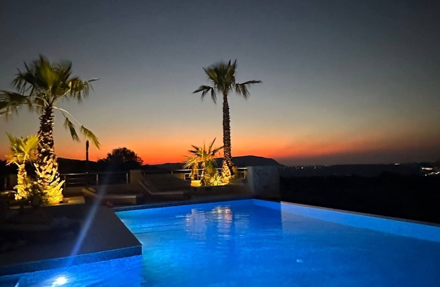 Villa Athena - Heated Pool & Pickleball Court