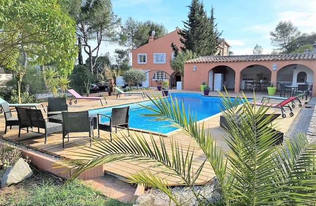 VILLA avec piscine - 4 chambres - parking - calme