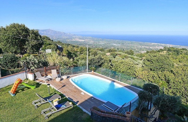 Villa Aves: A bright and cheerful two-story villa located on a hillside, facing the sea, with Free WI-FI.