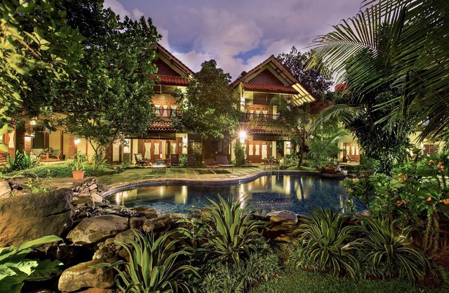 Villa bernuansa taman yang asri