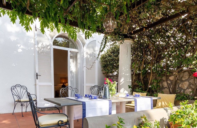 Villa Bianca, centrally located and surrounded by greenery, 5 minutes from the Piazzetta