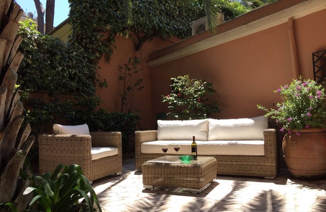 Villa Borghese Oasis: Quiet, Large Apartment with WiFi, AC, Patio - Palm House 1