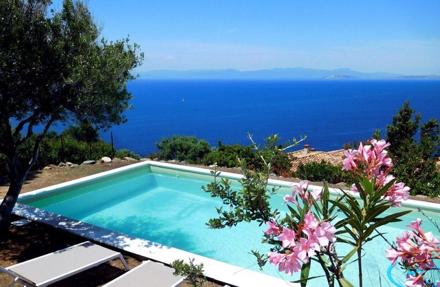 Villa Breathtaking sea views, private swimming pool, air-conditioning & wi-fi.