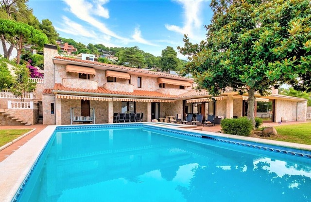 VILLA CALA LUX, IDEAL FOR FAMILIES, NEXT TO A COVE, WITH BBQ AND WIFI