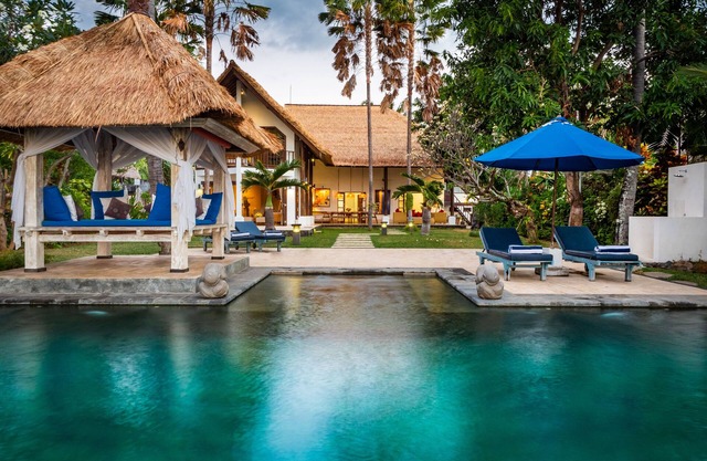 Villa Cantik: Luxury beach front villa including infinity pool and staff!