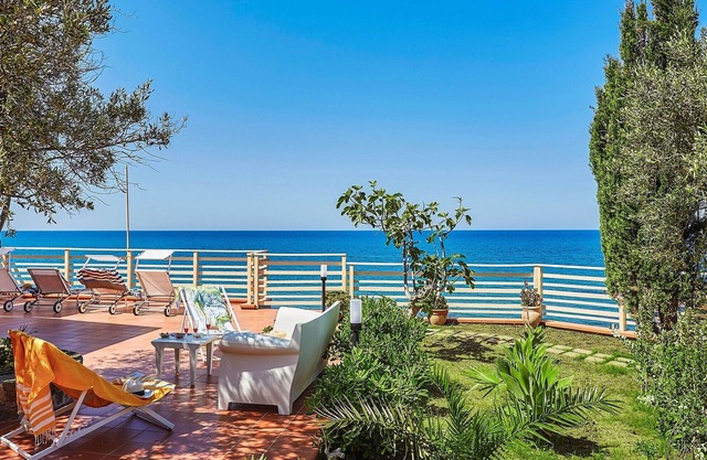 Villa 'Coda Di Volpe Sul Mare' with Sea View, Wi-Fi and Air Conditioning