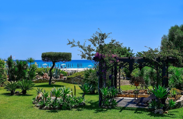 Villa 'Delle Agave' with Sea View, Wi-Fi and Air Conditioning
