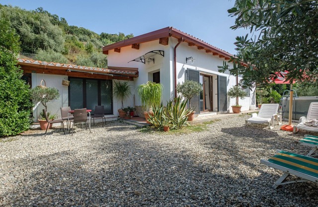Villa 'Di Martina' with Sea View and Air Conditioning