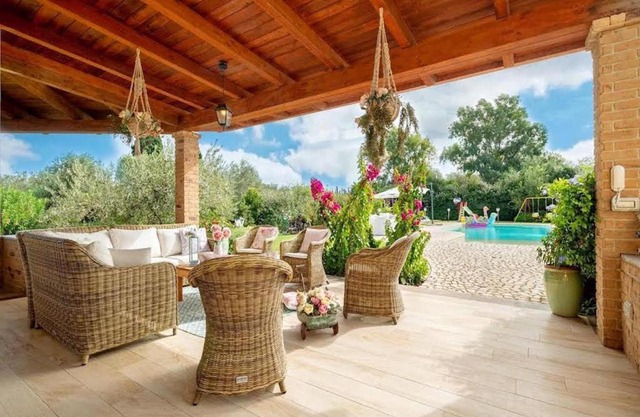VILLA DOLORES , with a spectacular swimming pool with hydromassage and a big garden for the children - IUN S3325