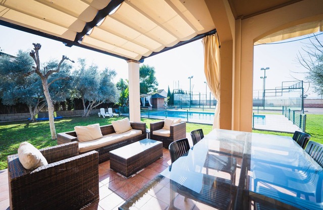 Villa en Montequinto. Casa con Piscina. Pista de Padel