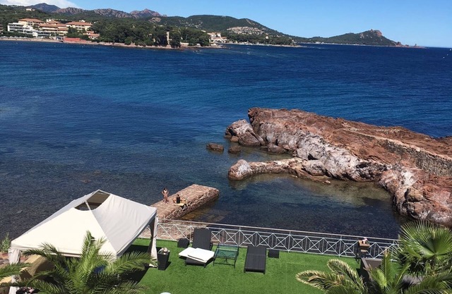 Villa feet in the water in secure domain in Saint Raphael