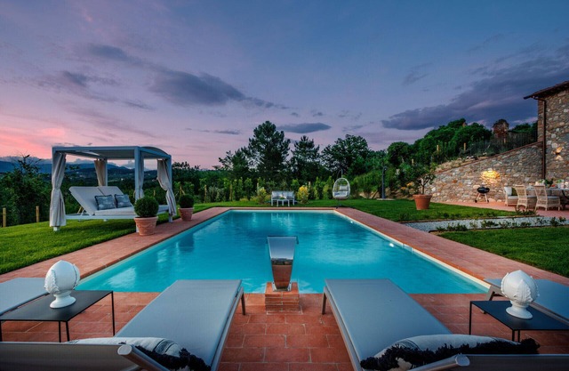Villa Flora, a Luxury 3 bedrooms Farmhouse with Pool and Jacuzzi