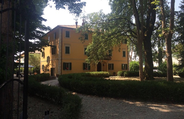 Villa Gioia immersed in the quiet countryside of Bologna