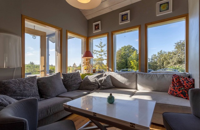 Villa 'Grande Maison Lumineuse - Jaccuzi' with Private Terrace, Private Garden and Wi-Fi