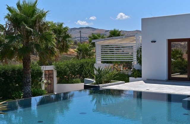 Villa in Buseto Palizzolo with 3 bedrooms sleeps 8