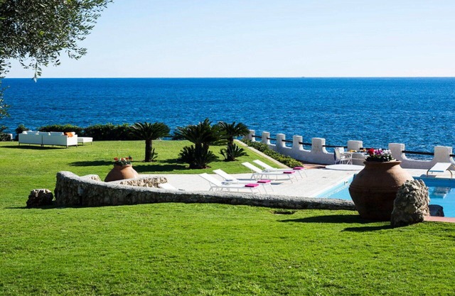 Villa in Fontane Bianche with 6 bedrooms sleeps 12