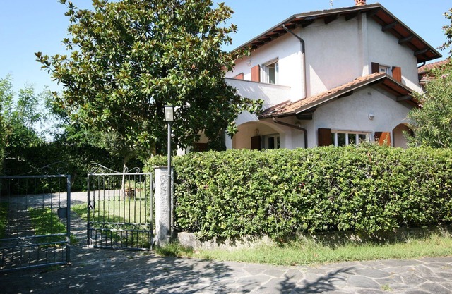 Villa in Forte dei Marmi for 8 People with Garden and WiFi