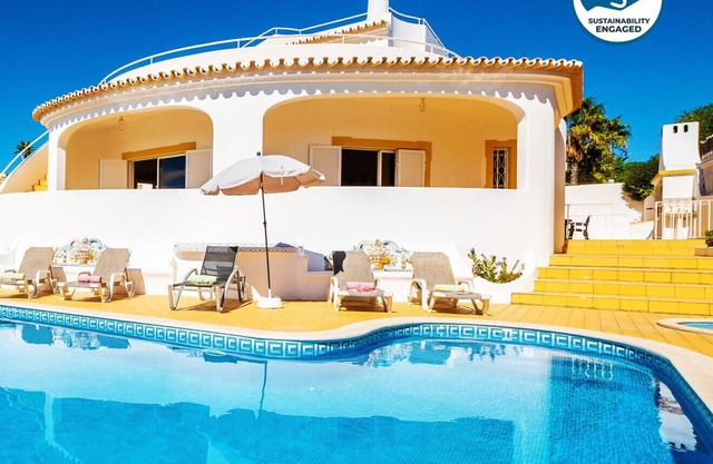 Villa in Galé w/pool, BBQ & sea view