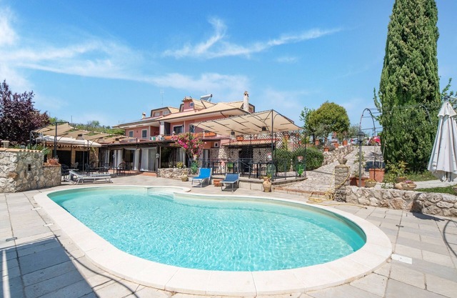 Villa in Monterotondo with Pool & Tiber Views