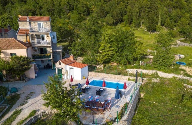 Villa in Tučepi with Pool near Seabeach