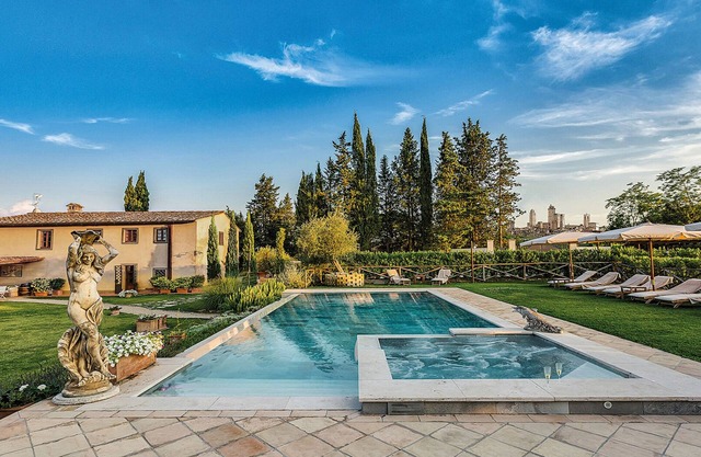 VILLA IRIS LUXURY SAN GIMIGNANO, 6 EN SUITE ROOMS, SWIMMING POOL, SPA, SAUNA.