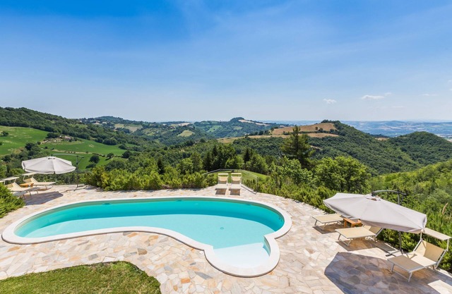 Villa Ise with pool and magnificent view in Montefelcino, 25 km from the beaches of Fano and Pesaro