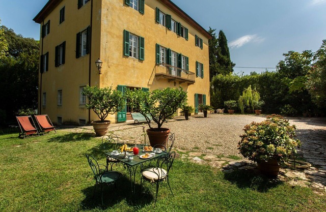 Villa in San Concordio Di Moriano with 6 bedrooms sleeps 14